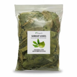 Op de afbeelding: Een doorzichtige plastic zak gevuld met gedroogde zuurzakbladeren. Een wit etiket op de zak leest "Soursop Leaves" met de wetenschappelijke naam en een afbeelding van de vrucht en bladeren. De bladeren zijn groen en bruin.