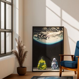 K&ouml;nnte beinhalten: Ein gerahmter Kunstdruck mit zwei Anime-Figuren, die die Erde aus dem Weltraum betrachten. Eine Figur tr&auml;gt eine gelbe Jacke, die andere eine wei&szlig;e Jacke. Der Druck befindet sich in einem Raum mit einem blauen Teppich und einem Holzstuhl.