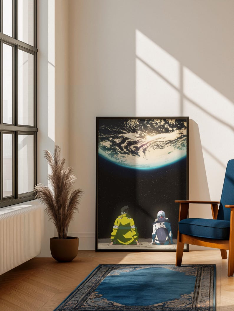 K&ouml;nnte beinhalten: Ein gerahmter Kunstdruck mit zwei Anime-Figuren, die die Erde aus dem Weltraum betrachten. Eine Figur tr&auml;gt eine gelbe Jacke, die andere eine wei&szlig;e Jacke. Der Druck befindet sich in einem Raum mit einem blauen Teppich und einem Holzstuhl.