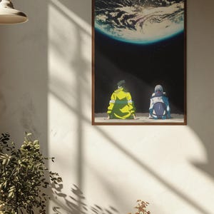 K&ouml;nnte beinhalten: Ein gerahmter Kunstdruck mit zwei Figuren, die sitzen und eine lebendige Darstellung der Erde aus dem Weltraum betrachten. Eine Figur tr&auml;gt eine gelbe Jacke, die andere ein blau-wei&szlig;es Outfit. Das Kunstwerk ist vor einem dunklen, sternenreichen Hintergrund.