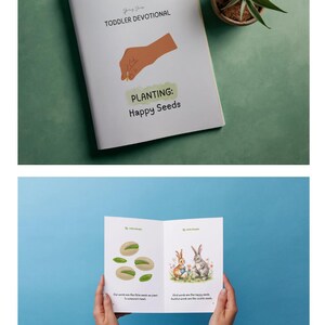 Könnte beinhalten: Ein weißes Andachtsbuch mit dem Titel "Toddler Devotional" und dem Text "Planting: Happy Seeds" auf dem Cover. Das Bild zeigt auch das geöffnete Buch mit Illustrationen und Text. Zusätzlicher Text enthält "Print - Fold - Enjoy" und "Instant Download".