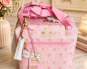 Stanley 1913 x LoveShackFancy Mini Nevera Julienne para todo el día, 10 latas, 7.4 cuartos de galón, color rosa