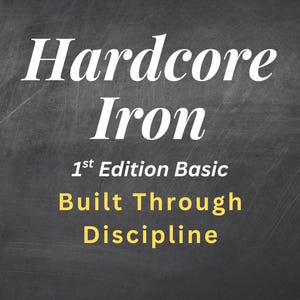 Może przedstawiać: Ciemnoszare tło tablicy z białym napisem Hardcore Iron, po którym następuje 1st Edition Basic mniejszą białą czcionką, oraz żółty napis Built Through Discipline na dole, wszystko w czystym, bezszeryfowym kroju pisma.