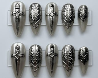 Handgemaakte middeleeuwse harnas-nagels | Zilveren zwaard en chromen schild | Fantasy ridder custom nagels