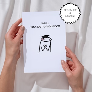 Może przedstawiać: Biała karta gratulacyjna z napisem "GIRLL YOU JUST GRADUADO!!!" oraz czarno-białą postacią z kreskówki w czapce absolwenta. Karta trzymana jest w dłoniach na tle białej tkaniny.