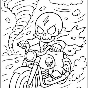 以下が含まれることがあります： バイクに乗る骸骨キャラクターの白黒漫画イラスト。 骸骨の頭には稲妻があり、マントを着ています。 背景には竜巻と雲があります。 テキスト「Hurricane Skull Rider」は右上隅にあります。