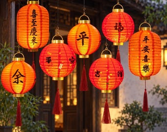 Op de afbeelding: Een verzameling van zeven hangende lantaarns in levendige rode en oranje tinten, voorzien van goudkleurige metalen doppen en bijpassende kwastjes. Elke lantaarn is versierd met zwarte Chinese kalligrafiekarakters voor een uniform licht.