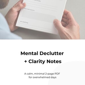 Puede incluir: Una hoja de papel blanca que presenta una plantilla estructurada de despeje mental con encabezados impresos que incluyen What's on my mind right now, What I can let go of today, What truly matters y one small step, con líneas en blanco.