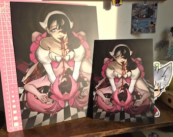 Puede incluir: Dos láminas de arte rectangulares con una ilustración oscura de dos figuras con trajes rosas y blancos sobre un suelo de cuadros blancos y negros. Una figura de pelo oscuro se inclina sobre otra de pelo rosa, con líquido rojo fluyendo entre ambas.