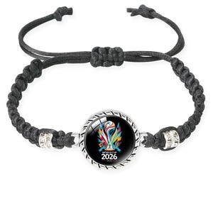 Könnte beinhalten: Schwarzes geflochtenes Armband mit einem runden, silberfarbenen Anhänger. Der Anhänger zeigt eine farbenfrohe Grafik und den Text "WORLD CUP 2026". Das Armband hat verstellbare schwarze Kordeln und silberne Perlen.