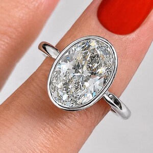 Anillo de compromiso solitario ovalado con diamante cultivado en laboratorio F/VS1 engastado en bisel, anillo de diamante ovalado minimalista, anillo de boda de oro, joyería nupcial moderna