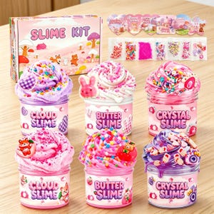 Può includere: Una scatola rosa di Slime Kit con sei vasetti di slime colorato. Ogni vasetto è etichettato con un diverso tipo di slime: Cloud, Butter e Crystal. I vasetti sono decorati con simpatici abbellimenti a tema animale e spruzzi.