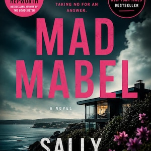 Pu&ograve; includere: Copertina del libro "Mad Mabel" di Sally Hepworth. Il titolo &egrave; in grandi lettere rosa. La copertina presenta una scena costiera con una casa moderna e il nome dell'autore. &Egrave; un bestseller del New York Times.