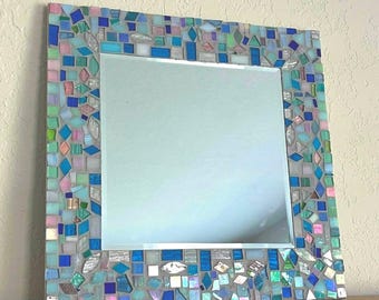 Miroir mosaïque bleu côtier fait main | Art vitrail | Décoration murale turquoise | Miroir décoratif 30 x 30 cm | Cadeau unique