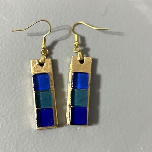 Pendientes de mosaico de vidrio azul cobalto y verde azulado, pendientes colgantes de barra de madera pintada en oro, joyería de azulejos de vidrieras, regalo minimalista Art Déco para ella. imagen 3