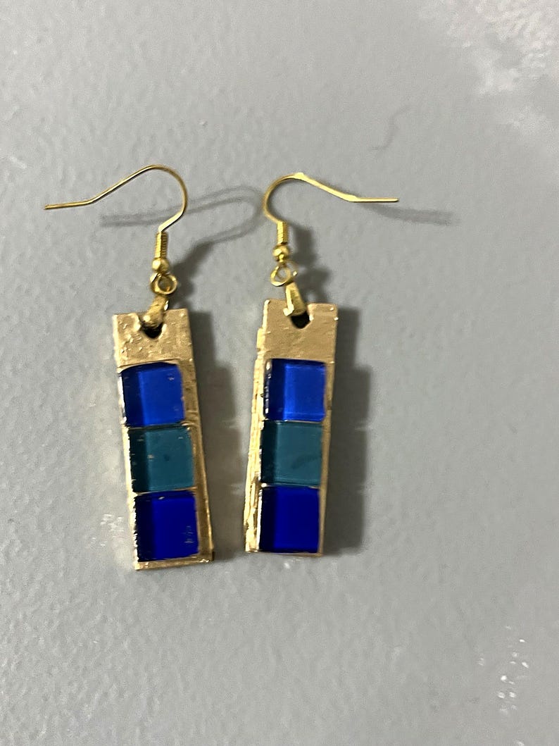 Pendientes de mosaico de vidrio azul cobalto y verde azulado, pendientes colgantes de barra de madera pintada en oro, joyería de azulejos de vidrieras, regalo minimalista Art Déco para ella. imagen 3