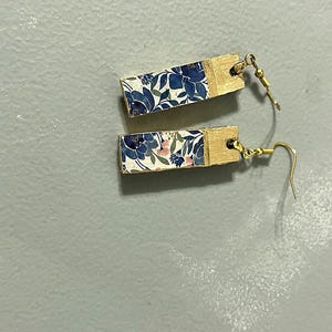 Pendientes de mosaico de vidrio azul cobalto y verde azulado, pendientes colgantes de barra de madera pintada en oro, joyería de azulejos de vidrieras, regalo minimalista Art Déco para ella. imagen 4