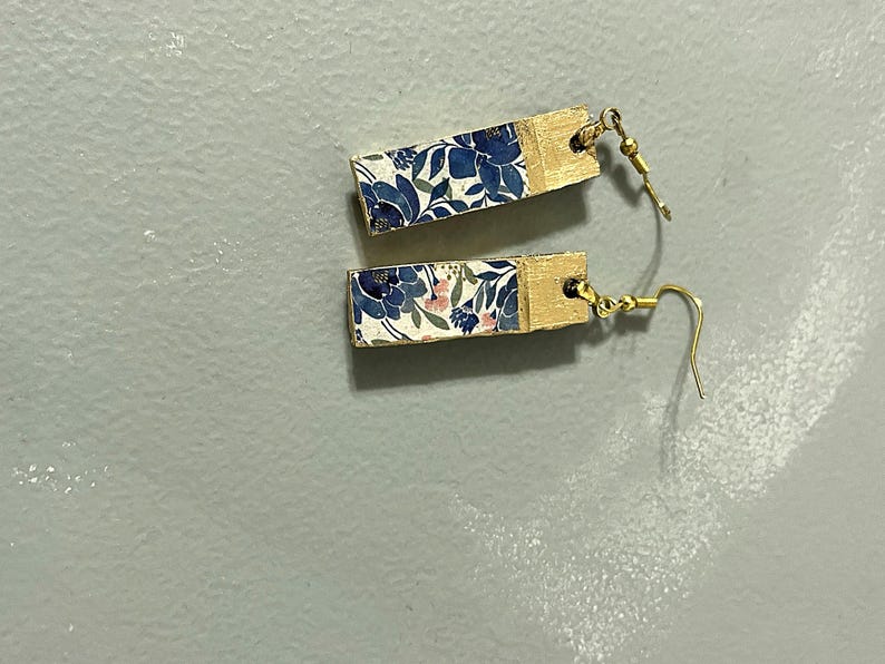 Pendientes de mosaico de vidrio azul cobalto y verde azulado, pendientes colgantes de barra de madera pintada en oro, joyería de azulejos de vidrieras, regalo minimalista Art Déco para ella. imagen 4
