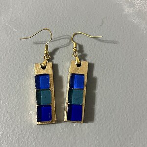 Pendientes de mosaico de vidrio azul cobalto y verde azulado, pendientes colgantes de barra de madera pintada en oro, joyería de azulejos de vidrieras, regalo minimalista Art Déco para ella. imagen 5