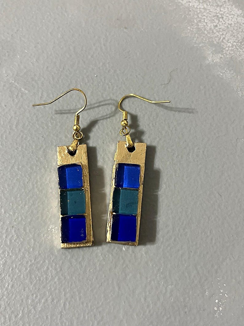 Pendientes de mosaico de vidrio azul cobalto y verde azulado, pendientes colgantes de barra de madera pintada en oro, joyería de azulejos de vidrieras, regalo minimalista Art Déco para ella. imagen 5