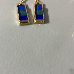 Pendientes de mosaico de vidrio azul cobalto y verde azulado, pendientes colgantes de barra de madera pintada en oro, joyería de azulejos de vidrieras, regalo minimalista Art Déco para ella. imagen 7