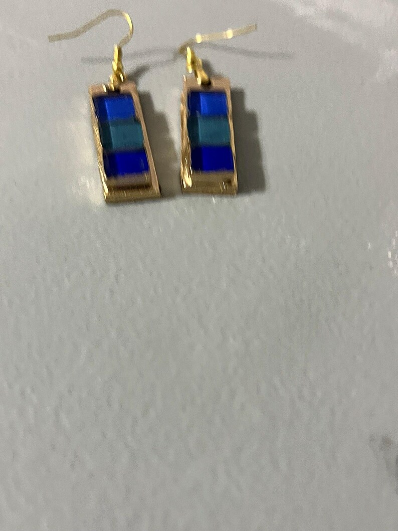 Pendientes de mosaico de vidrio azul cobalto y verde azulado, pendientes colgantes de barra de madera pintada en oro, joyería de azulejos de vidrieras, regalo minimalista Art Déco para ella. imagen 7