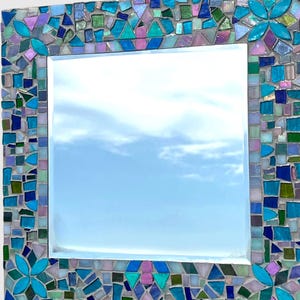 Espejo de mosaico de jardín costero hecho a mano / Arte en vidrieras / Decoración de pared azul verdoso / Espejo decorativo de 12x12 imagen 3