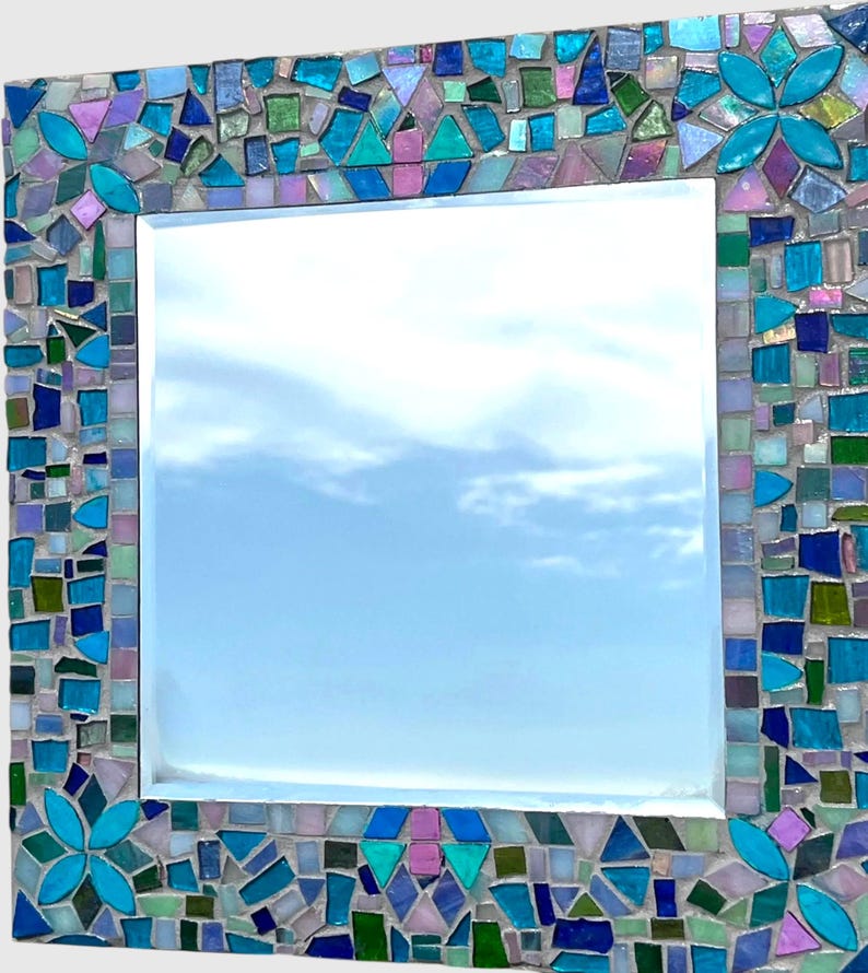 Espejo de mosaico de jardín costero hecho a mano / Arte en vidrieras / Decoración de pared azul verdoso / Espejo decorativo de 12x12 imagen 3