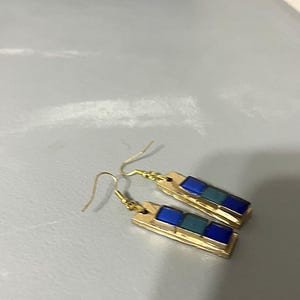 Pendientes de mosaico de vidrio azul cobalto y verde azulado, pendientes colgantes de barra de madera pintada en oro, joyería de azulejos de vidrieras, regalo minimalista Art Déco para ella. imagen 6