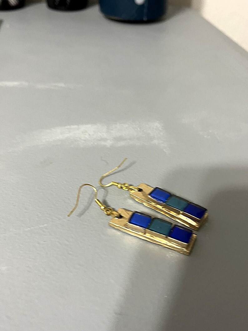 Pendientes de mosaico de vidrio azul cobalto y verde azulado, pendientes colgantes de barra de madera pintada en oro, joyería de azulejos de vidrieras, regalo minimalista Art Déco para ella. imagen 6