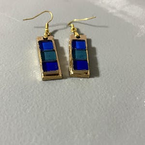 Pendientes de mosaico de vidrio azul cobalto y verde azulado, pendientes colgantes de barra de madera pintada en oro, joyería de azulejos de vidrieras, regalo minimalista Art Déco para ella. imagen 2