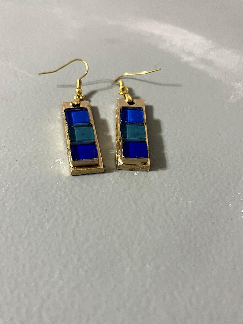 Pendientes de mosaico de vidrio azul cobalto y verde azulado, pendientes colgantes de barra de madera pintada en oro, joyería de azulejos de vidrieras, regalo minimalista Art Déco para ella. imagen 2