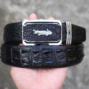Cinto masculino artesanal em couro de jacaré preto com chifres, 3,8 cm de largura, com fivela de catraca.