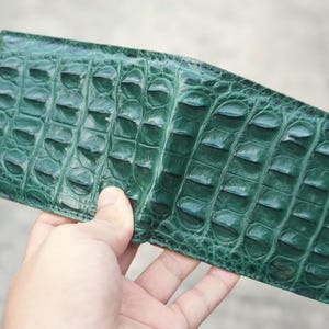 Portafoglio da uomo sottile a due ante in vera pelle di alligatore verde/arancione, con doppia faccia, ideale come regalo di anniversario o regalo per lui.