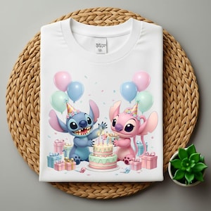 K&ouml;nnte beinhalten: Wei&szlig;es T-Shirt mit einer farbenfrohen Illustration von zwei Zeichentrickfiguren, einer blauen und einer rosa, die einen Geburtstag feiern. Das Design umfasst Ballons, eine Torte und verpackte Geschenke, ideal f&uuml;r eine Geburtstagsfeier.