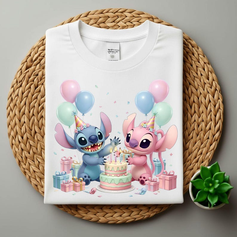 K&ouml;nnte beinhalten: Wei&szlig;es T-Shirt mit einer farbenfrohen Illustration von zwei Zeichentrickfiguren, einer blauen und einer rosa, die einen Geburtstag feiern. Das Design umfasst Ballons, eine Torte und verpackte Geschenke, ideal f&uuml;r eine Geburtstagsfeier.