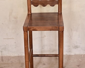 Taburete de bar de madera maciza con respaldo ondulado, diseño rústico moderno de mediados de siglo.