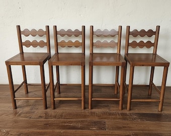 Chaise de comptoir artisanale en bois massif | Tabouret de bar à dossier ondulé festonné, style moderne du milieu du siècle