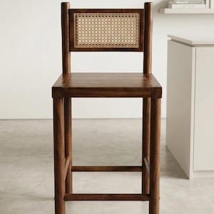Taburete de bar Caunter de madera maciza, respaldo de caña tejida a mano, asiento rústico para isla de cocina.