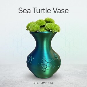 Op de afbeelding: Een teal en groene vaas met zeeschildpadontwerpen, met groene bloemen. De vaas heeft een metallic glans en de tekst "Sea Turtle Vase" staat erboven. De tekst "STL • 3MF FILE" staat onderaan.