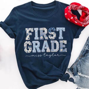 Maglietta personalizzata per insegnanti di classe, maglietta con nome personalizzato effetto patchwork, maglietta per la prima elementare, regalo floreale per insegnanti, ritorno a scuola