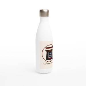 Könnte beinhalten: Weiße isolierte Wasserflasche mit silbernem Deckel. Die Flasche hat ein beiges Etikett mit einer detaillierten Illustration eines Fensters mit roten und weißen Akzenten, das sich in einem roten Oval befindet. Das Fenster hat einen schwarzen Rahmen und einen roten Innenraum.