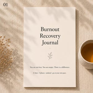 Może przedstawiać: Kremowy dziennik zatytułowany "Burnout Recovery Journal" z tekstem i małą ilustracją liścia. Dziennik zawiera frazy "You are not lazy. You are empty. There is a difference." oraz "21 dni · 3 fazy · bez daty · idź we własnym tempie."