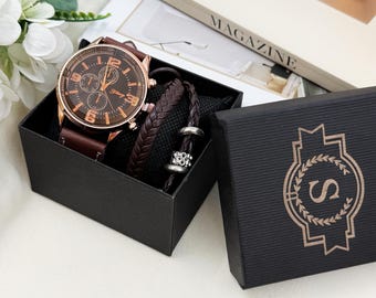 Een echt leren kwartshorloge voor heren en een driedelige set met geweven schedelarmbanden van echt leer, als cadeau voor de bruidsjonker.