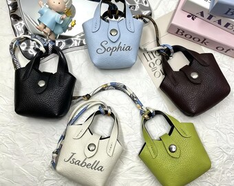 Gepersonaliseerde mini leren bucket bag-bedel met jouw naam, aangepaste sleutelhanger naamtas, cadeau bruidsmeisje, hanger damestas