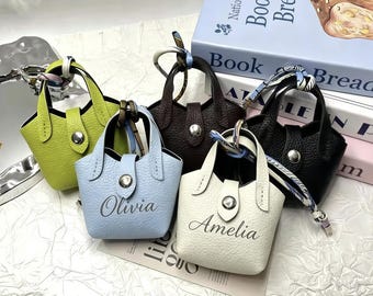 Aangepaste naam reliëf mini lederen emmer tas bedel, gepersonaliseerde handtas sleutelhanger, schattig klein muntzakje accessoire cadeau voor haar
