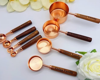 Juego de taza y cuchara medidoras personalizadas grabadas con mango de madera, un regalo de cocina a medida para panaderos.