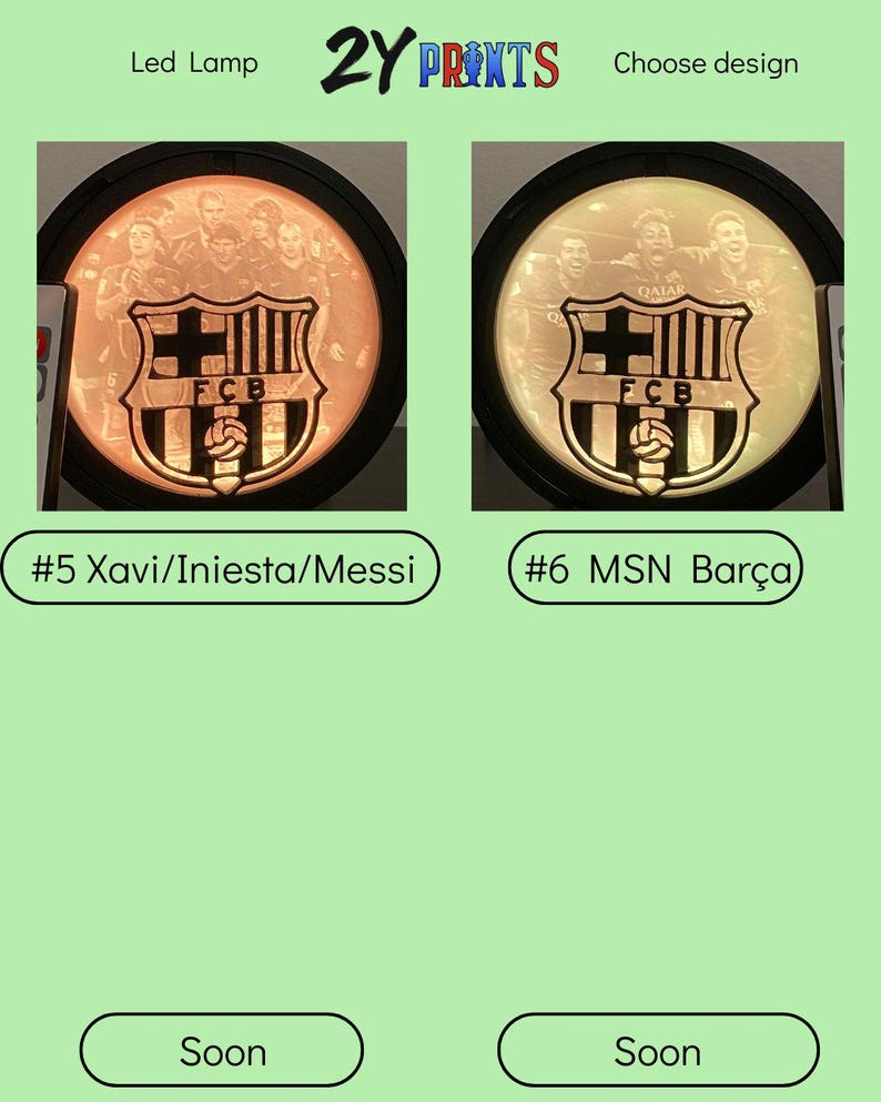 Puede incluir: Dos l&aacute;mparas LED con dise&ntilde;os circulares con el logo del FCB e im&aacute;genes de jugadores. Una l&aacute;mpara est&aacute; etiquetada como "#5 Xavi/Iniesta/Messi", la otra como "#6 MSN Bar&ccedil;a". Las l&aacute;mparas tienen un borde negro y el texto "Led Lamp" y "2Y PRINTS" son visibles.