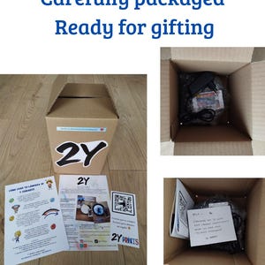 Puede incluir: Una caja de cart&oacute;n marr&oacute;n con el texto "2Y" y las palabras "Carefully packaged Ready for gifting" en azul. Dentro de la caja hay un objeto negro envuelto en pl&aacute;stico. Tambi&eacute;n hay instrucciones impresas y una nota de agradecimiento.