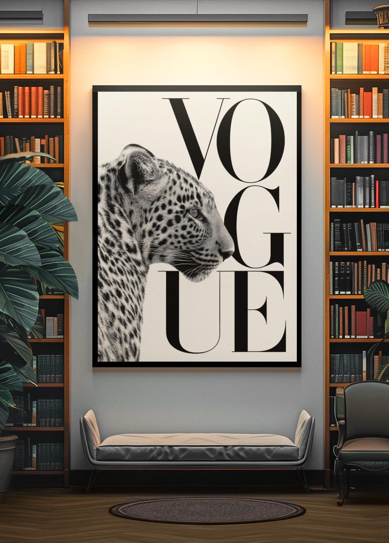 Pu&ograve; includere: Stampa incorniciata in bianco e nero con la parola "VOGUE" e un profilo di leopardo. L'opera d'arte &egrave; esposta sopra una panca in una stanza con librerie e una grande pianta in vaso.